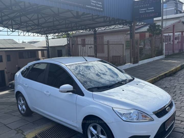 FORD - FOCUS - 2012/2013 - Branca - Sob Consulta