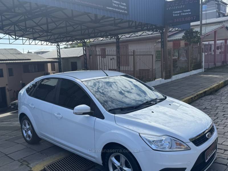 FORD - FOCUS - 2012/2013 - Branca - Sob Consulta