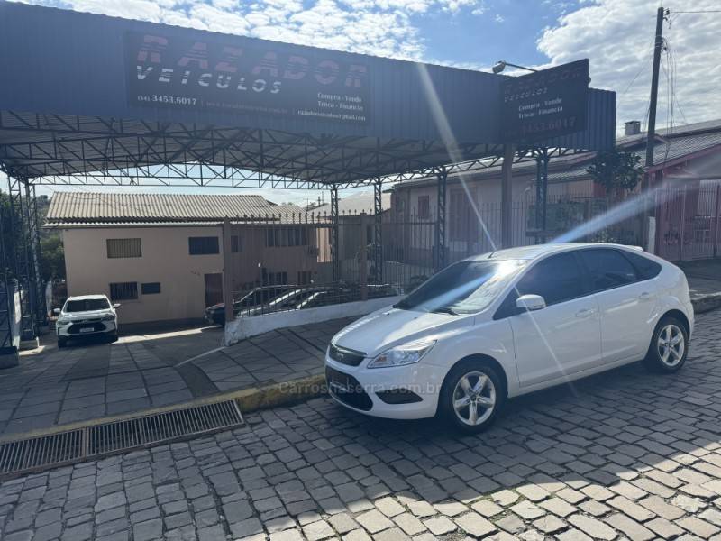 FORD - FOCUS - 2012/2013 - Branca - Sob Consulta